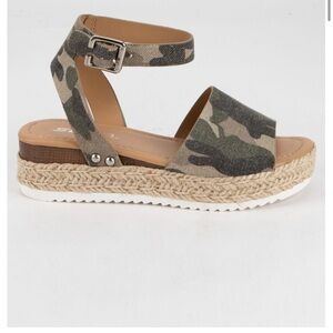 Soda Girl’s Camo Platform Sandals, Size 2